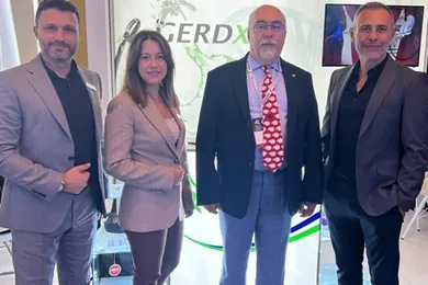 Kongre standımızda ekibimiz; arkadaki panoda GERDX sistemi