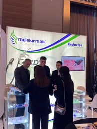 Kongre standımızda ekibimiz ziyaretçilere ürünleri anlatıyor